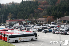 차량으로 가득한 대관령휴게소 주차장