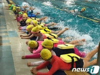 수영장 없는 서울신당초 전교생 대상 수영교육 눈길