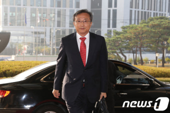 출근하는 유남석 헌법재판관 후보자