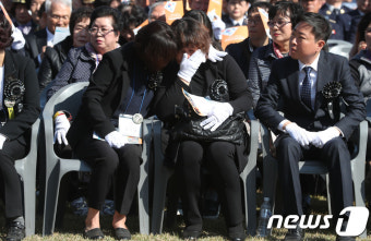 오열하는 순직 소방관 유가족