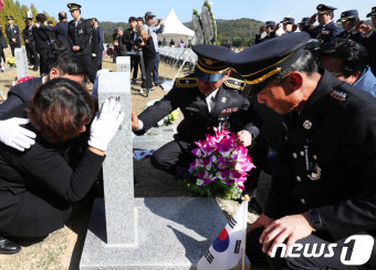 눈물 흘리는 순직소방관 유가족과 동료소방관