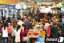 전국우수시장박람회에 맞춰 인파로 북적대는 정선5일장