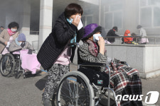 대형화재 코와 입을 막고