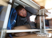 지진 대피 머리 조심