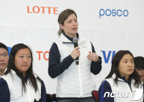 답변하는 새라머리 여자아이스하키팀 감독