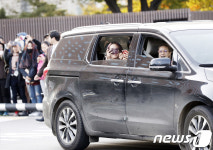 송중기 송혜교 결혼식장 앞 진풍경에 신난 관광객들~
