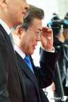 안경 고쳐쓰는 문재인 대통령