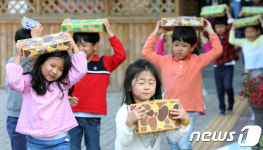 아이쿠, 머리에서 가방이 떨어졌어요 