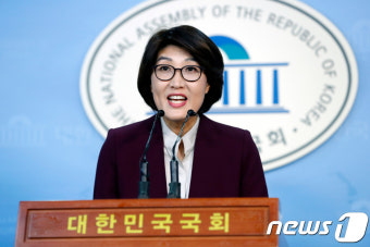 현안 브리핑하는 이행자 대변인