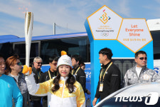 아버지 운전 전기차 타고 성화 봉송한 아이돌 가수