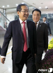 기득구내식당 | 당 재선 의원들과 오찬 위해 식당 도착한 홍준표 대표