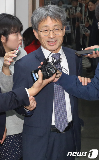 취재진 질문 받는 김광동 이사