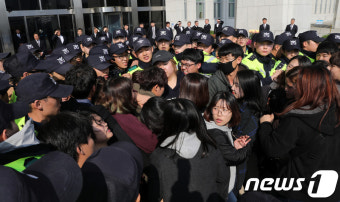 '트럼프 반대' 대학생들 국회 기습시위