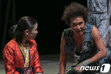 최전선 상업극서 찾은 대안…아카펠라 뮤지컬 거울공주…