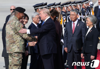 주한미군사령관 격려하는 도널드 트럼프 美 대통령