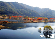용담호에 투영된 가을