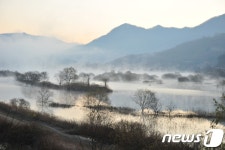 가을색 흠뻑 물든 용담호 단풍