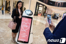 LG전자 안내로봇, 스타필드 하남도 누빈다