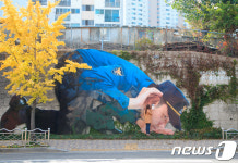 낮은 자세로 귀 기울인 긴급 전화시설