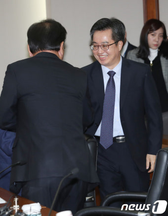 악수 나누는 김동연-김부겸