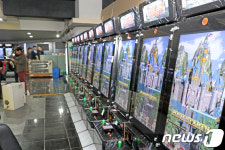 [르포]청소년 게임장 간판 걸고 불법 영업…경찰이 들이닥치자