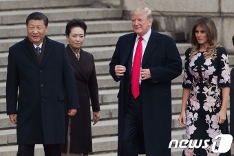 [사진] 환영식장의 트럼프 부부와 시진핑 부부