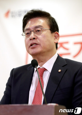 의원총회 모두발언하는 정우택