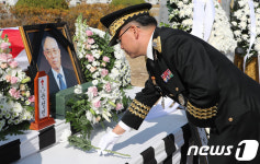 '헌화하는 이종섭 육군중장'