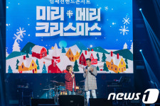 컴패션에 대해 이야기 나누는 개그우먼 송은이와 가수 션