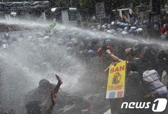 [사진] 필리핀 경찰, 반 트럼프 시위대에 물대포 세례