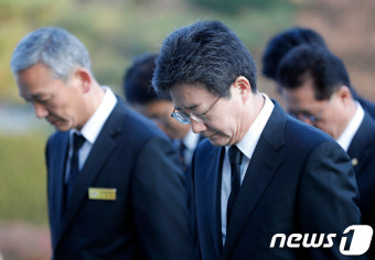 묵념하는 유승민 대표