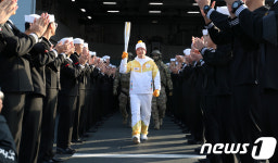 문무대왕함 오른 평창올림픽 성화