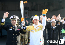 문무대왕함에서 이색적인 성화봉송