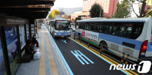 버스 전용도로 달리는 부산 시내버스