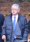 추모식 참석한 최신원 SK네트윅스 회장