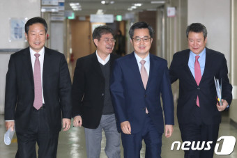 김동연 부총리 ''한-캐나다 통화스와프 체결에 환한미소'