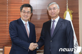 손잡은 김동연 부총리와 추궈홍 주중대사