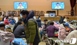 초조한 이재민 대피소!