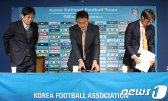 기자회견 마친 대한축구협회 신임 임원들
