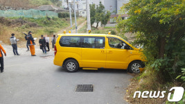 거제서 어린이집 승합차 밭둑 받아…인솔교사 1명 부상