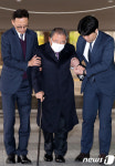 조석래 전 효성 회장, 부축받으며 법정으로