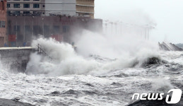 방파제 집어 삼킬 듯