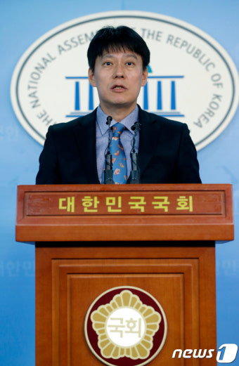 4차 정당발전방안 브리핑하는 한민수 대변인