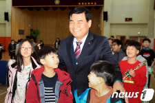 심규언 시장 아이들과 함박 웃음