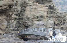 세계지질공원에 방치된 철제 교량