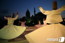 돌고 도는 무아지경 터키식 명상…세마를 아시나요