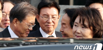 인사하는 문재인 대통령과 김현철 교수