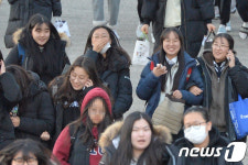 웃음 꽃 핀 포항 수험생들