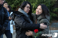 어머니 품에 안겨