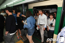 출근시간 지하철 2호선 단전…서울대입구역서 9분간 정차